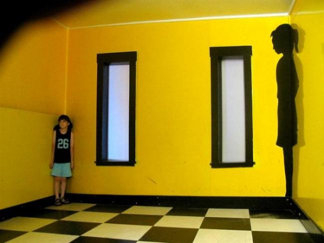   (Ames room) ::  1