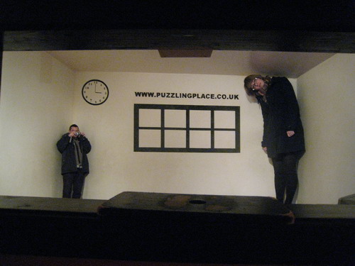   (Ames room)  16