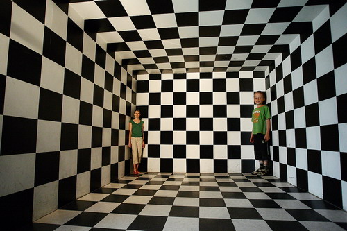   (Ames room)  23