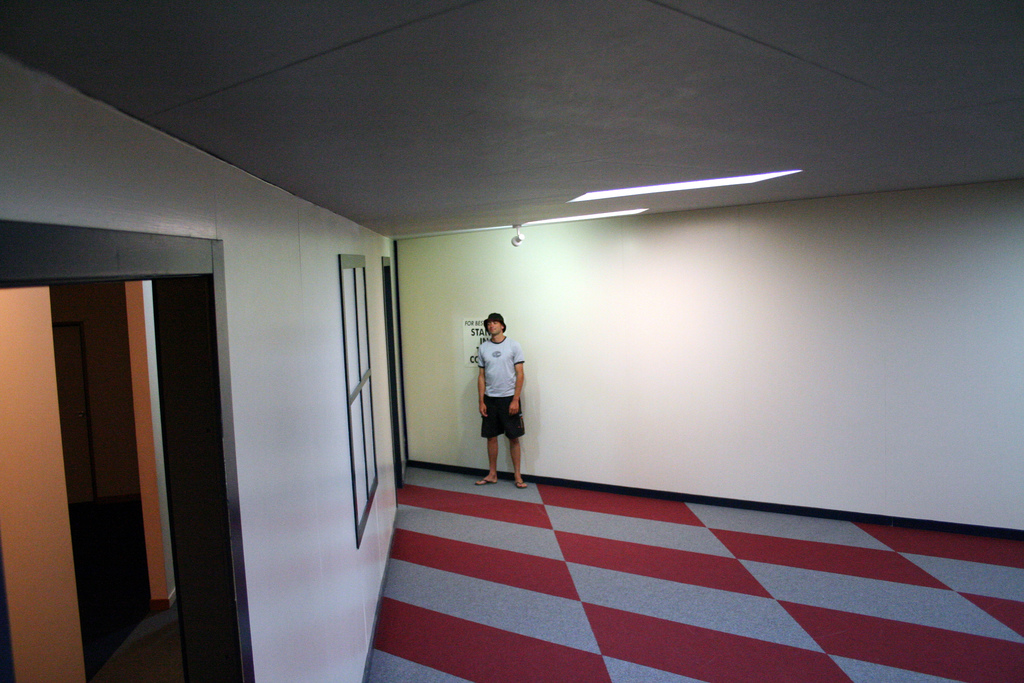   (Ames room) ::  1
