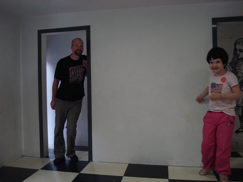   (Ames room) ::  1