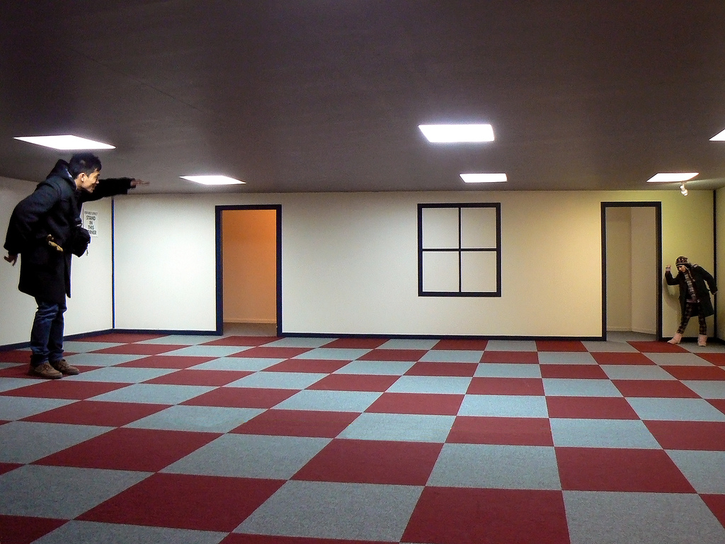   (Ames room) ::  1