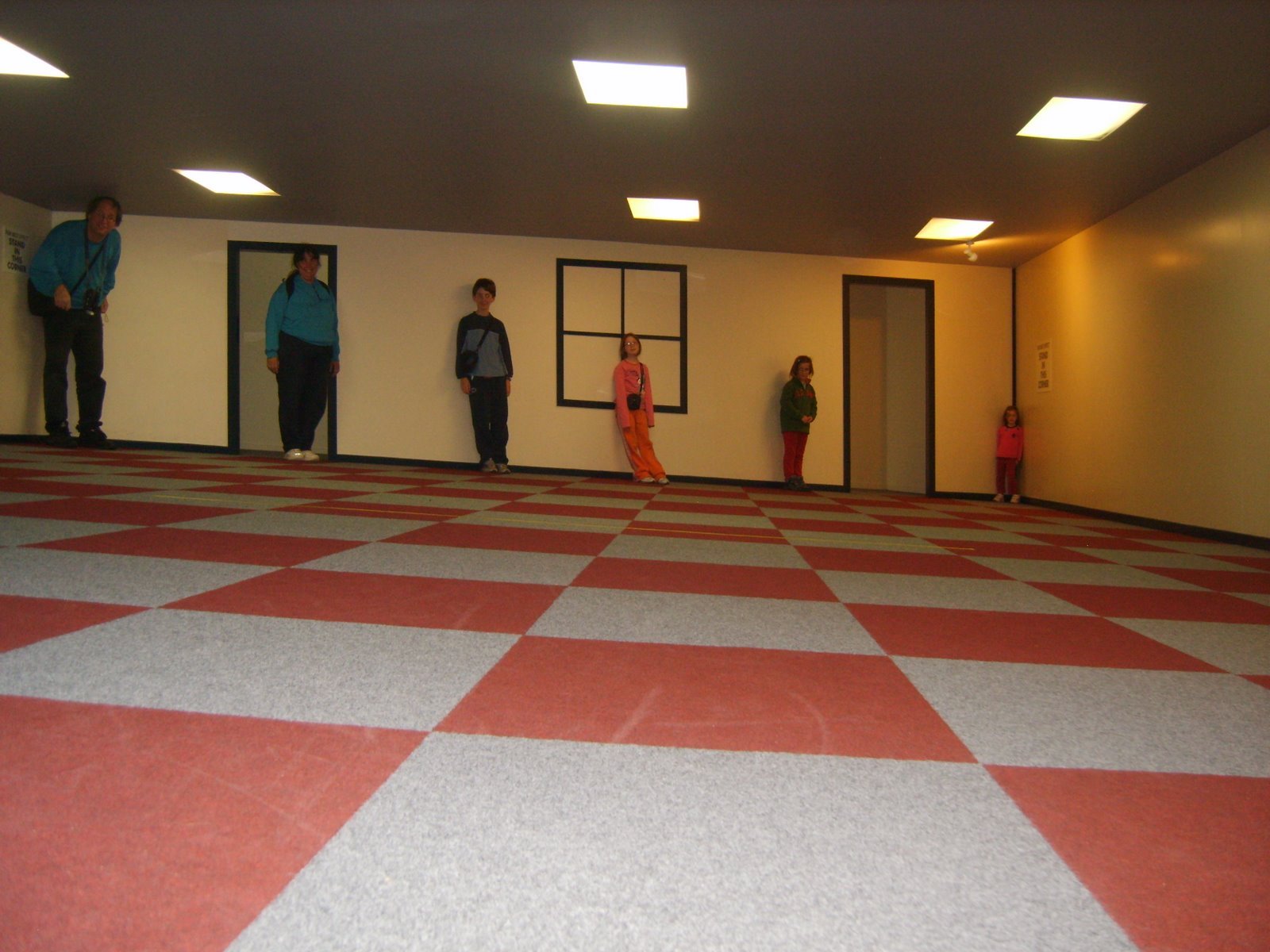   (Ames room) ::  1