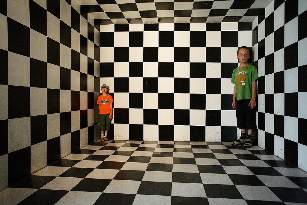   (Ames room) ::  1